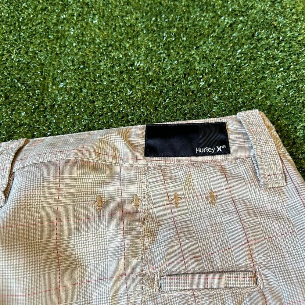 Hurley Men's Cream and Tan Shorts